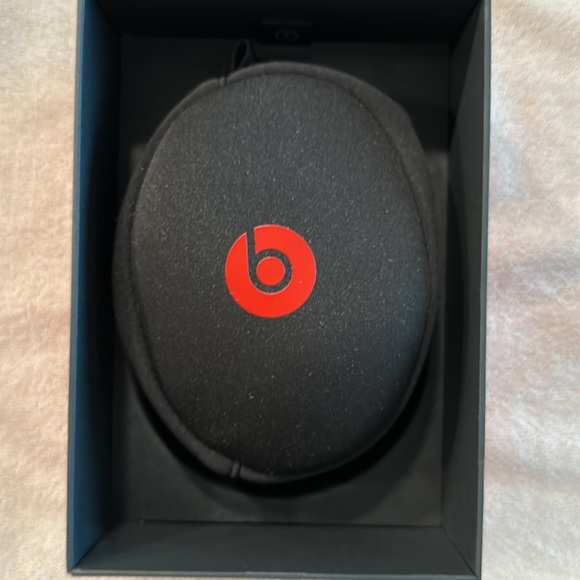 Beats Solo 2 Headphones - Picture 6 of 9